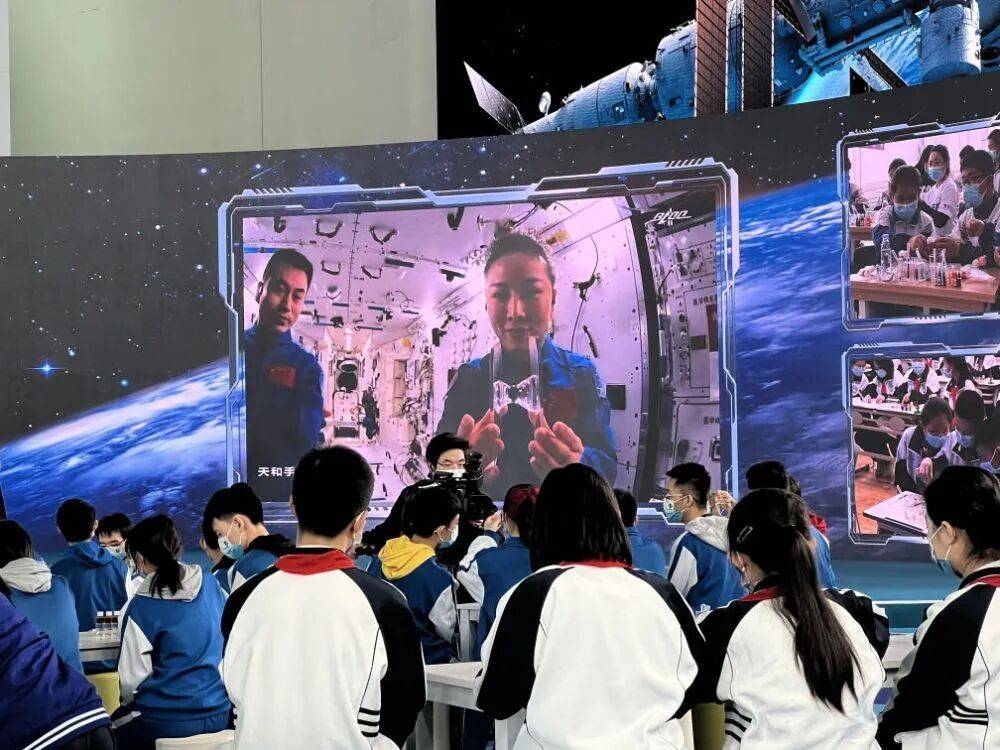 巾帼议政绽芳华 履职担当谱新篇——新时代中国妇女事业发展成就系列综述之三