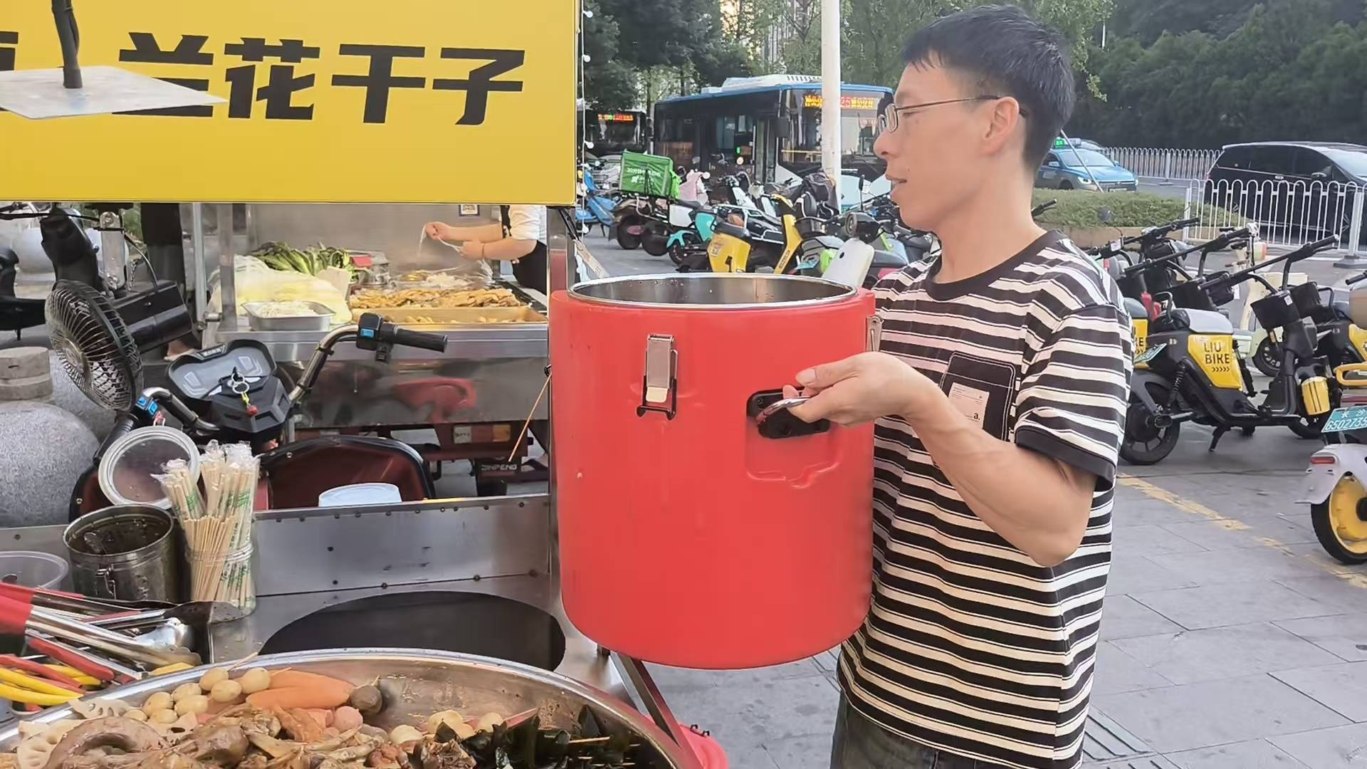长沙女孩大口吃剩食意外带火爸妈的小摊，客人太多累懵！网友起哄：这下女儿汤都没得喝