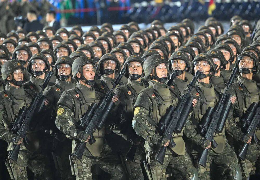 阅兵式上，朝鲜“最强核战略武器系统”亮相