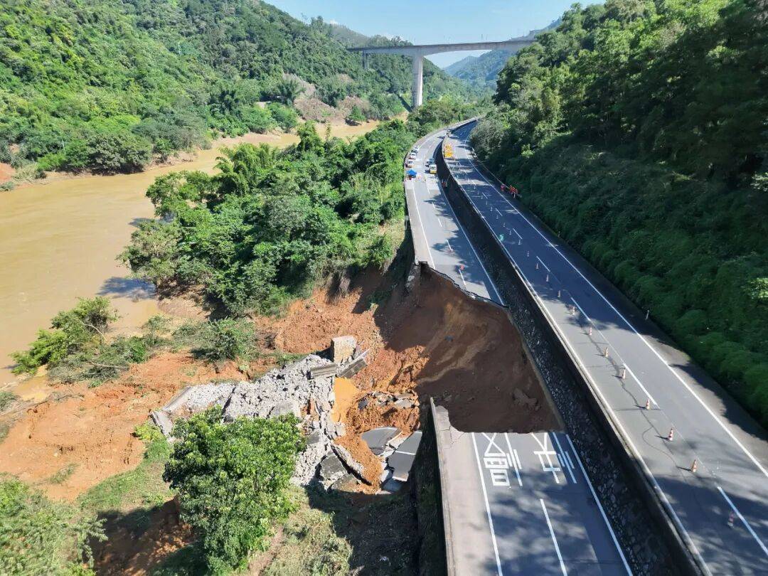 G80广昆高速公路塌陷，最大深度超2米！所幸……