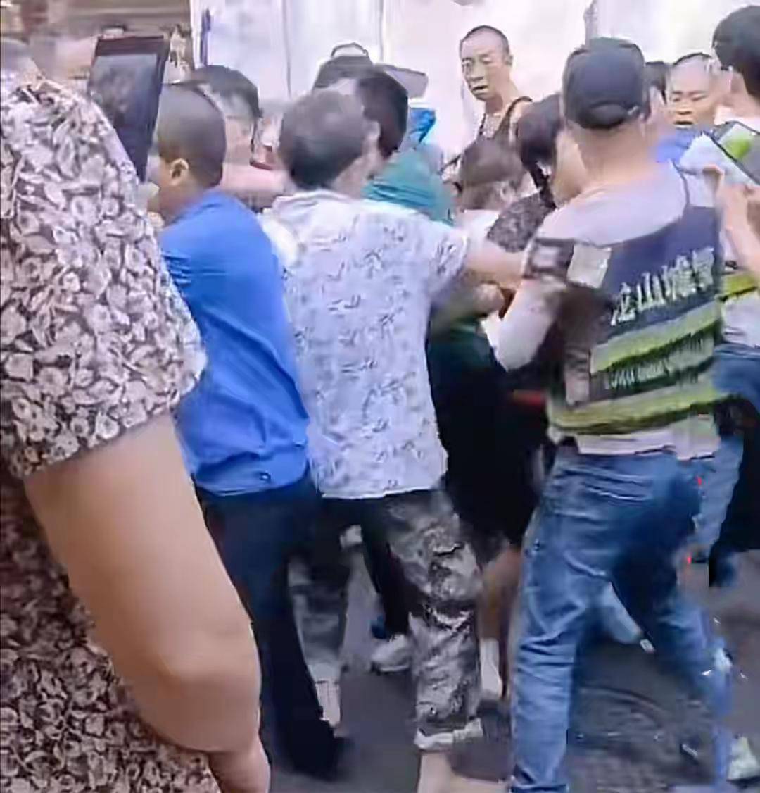 大爷摆摊卖自家菜被城管暴力围殴,引众怒被包围儿子提杀猪刀营救