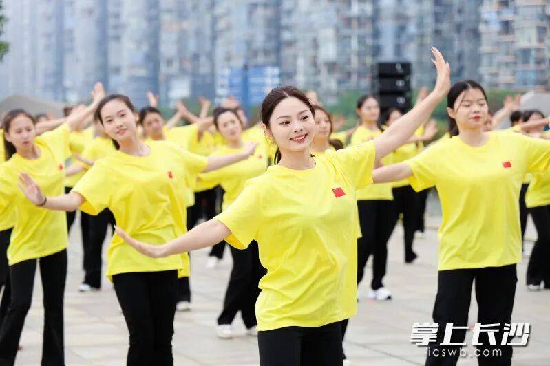 长沙市欢庆全球妇女峰会《花开中国》广场舞展演活动举行，黄蕴刘汇出席