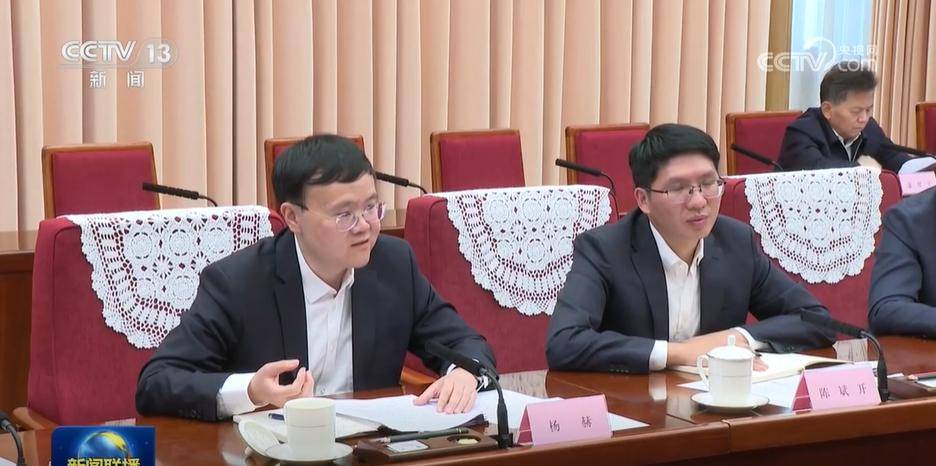李强主持召开经济形势专家和企业家座谈会，参会发言的8人都有谁？