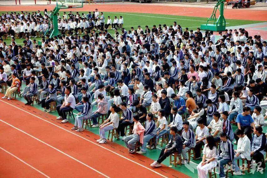 爱心企业向利川市忠路镇小河初中捐赠体育器材