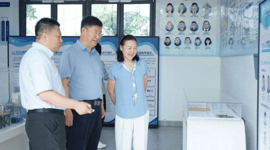 刘忠范院士到衢州资源化工创新研究院参观调研
