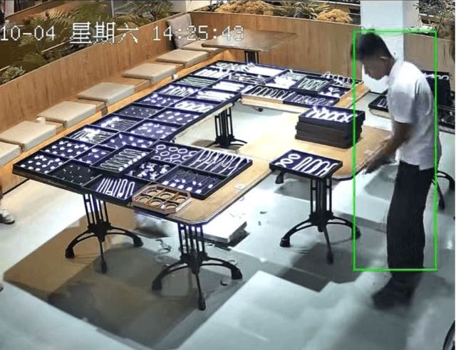 100万玉镯碎了一地，店员、女老板瞬间脸色煞白！知名男演员自责：我很内疚