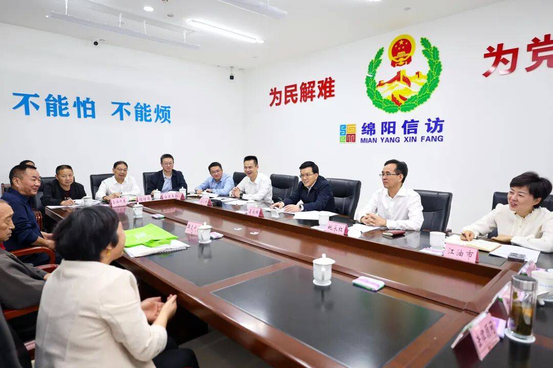 省委常委、绵阳市委书记左永祥在市信访局调研并接待信访群众时强调：走好新时代党的群众路线，用心用情解决好群众急难愁盼问题