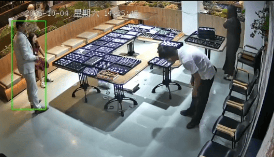 青岛籍知名演员出镜证实：我也很内疚！20岁店员摔碎一盒玉镯，损失100万，“因为我要拍视频，他才会挪桌子”