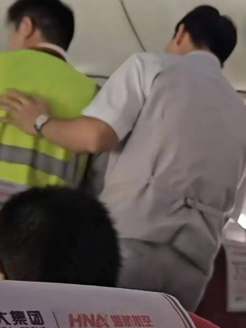 上跑道后又滑回！一航班发生延误，乘客与地勤发生口角