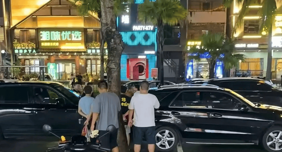 飘了！一女子酒后倒车撞劳斯莱斯，自称是国企员工求通报