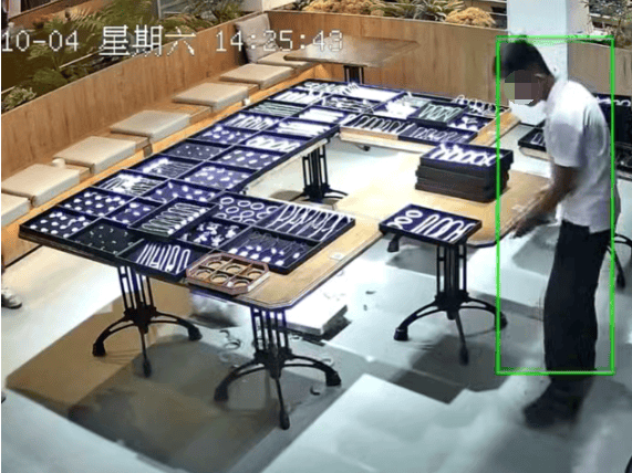 青岛籍知名演员出镜证实：我也很内疚！20岁店员摔碎一盒玉镯，损失100万，“因为我要拍视频，他才会挪桌子”