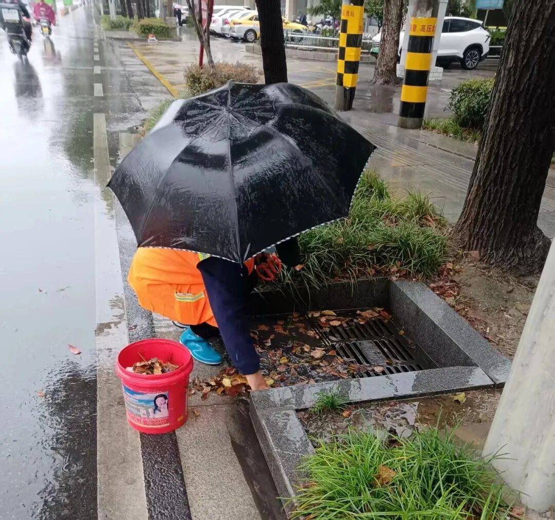 市环卫局：风雨无阻护碧水 昼夜坚守保畅通