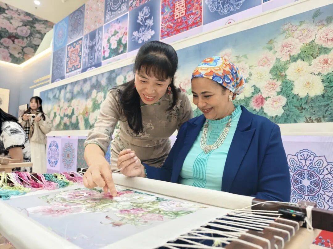 “数智赋能妇女和女童成果展”引发各国嘉宾热烈反响