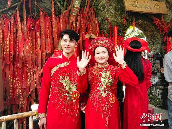中越德天（板约）瀑布集体婚礼在广西大新县举行