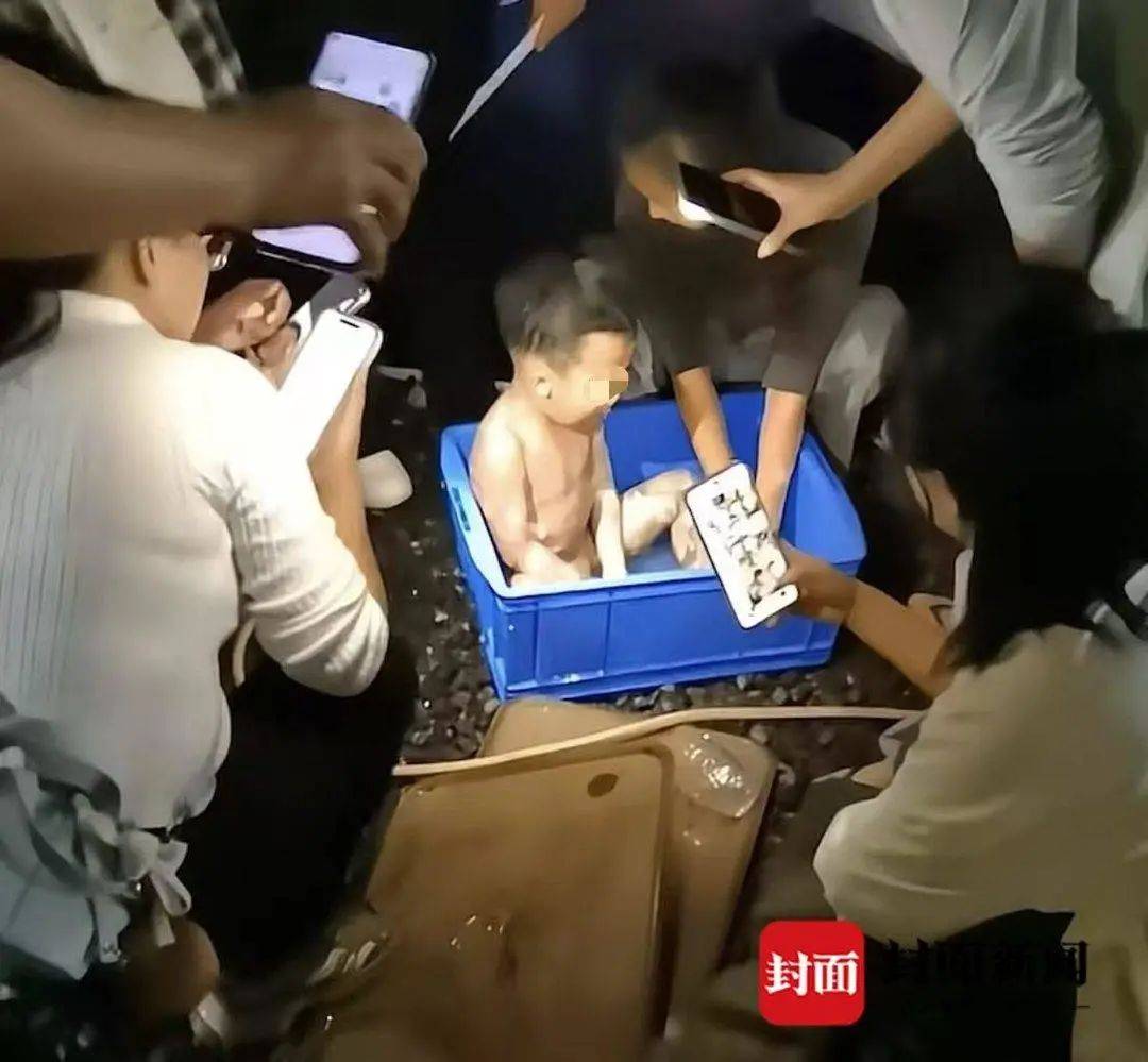 痛心！3岁男童不慎掉进炭火堆，全身85%烧伤，母亲徒手救出