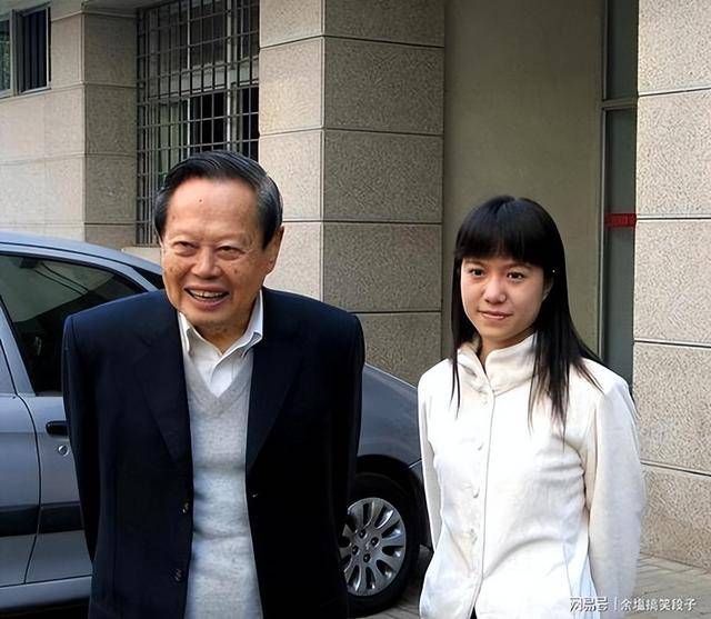 杨振宁刚去世，翁帆终于发声，字字催泪，清华大学吊唁堂细节感人