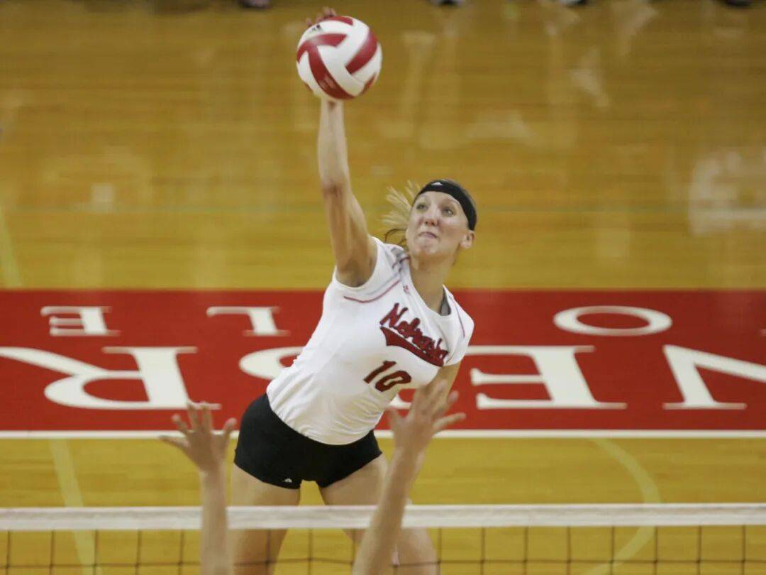 荣耀加冕!美国女排拉尔森 成为美国大学排球ncaa年度奖项冠名人