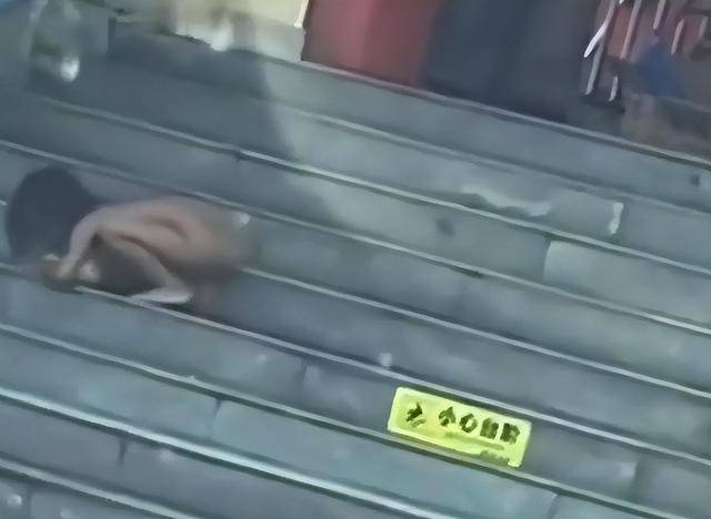 后续！“野人小孩”父母大学毕业生活诡异邻居爆料更可怜细节