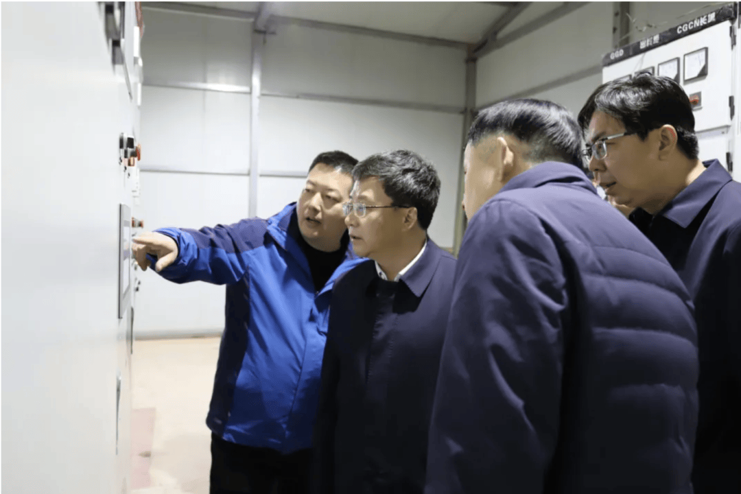 在东楼乡东楼村供热站10月20日,忻府区委书记高建文先后来到东楼乡东