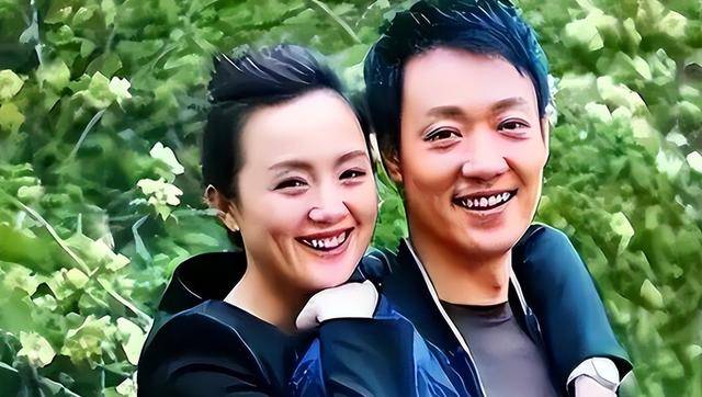 辛柏青带17岁女儿寺庙祈福!父女俩一直牵着手,李乃文也陪着好友