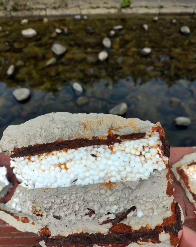 四川成都一河道栏杆破损露出泡沫内芯?网友怀疑"豆腐渣"工程(图2)