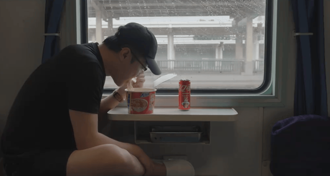 负债1亿的王自如，坐绿皮火车出差