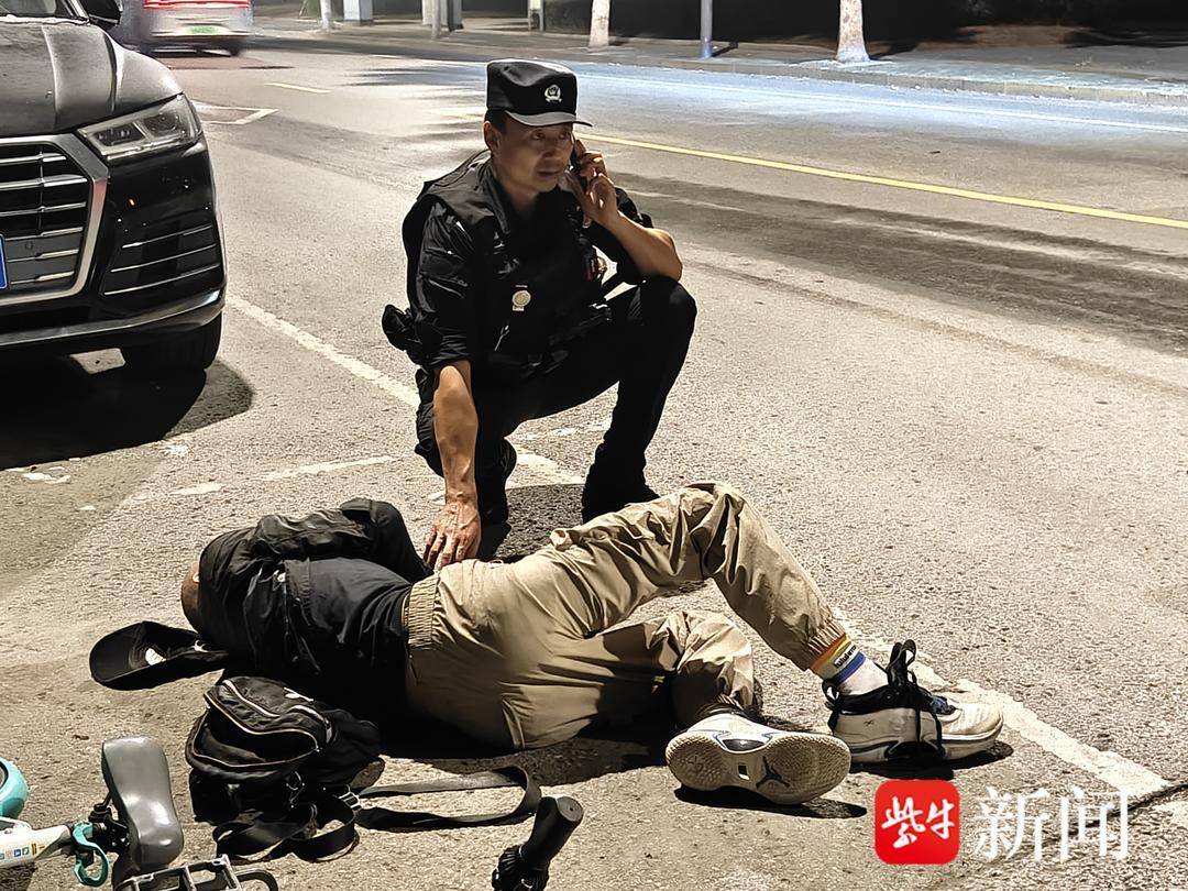 “断片”醉汉身边车轮滚滚，巡逻民警守护并助其回家