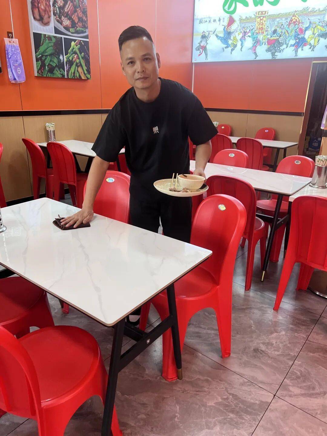 小伙到广州一猪脚饭店吃免费“2号餐”,突然跪地道谢,老板娘:以后要吃饭就直接过来 小伙到广州一猪脚饭店吃免费“2号餐”,突然跪地道谢,老板娘:以后要吃饭就直接过来