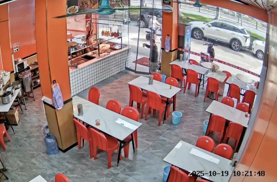小伙到广州一猪脚饭店吃免费“2号餐”,突然跪地道谢,老板娘:以后要吃饭就直接过来 小伙到广州一猪脚饭店吃免费“2号餐”,突然跪地道谢,老板娘:以后要吃饭就直接过来