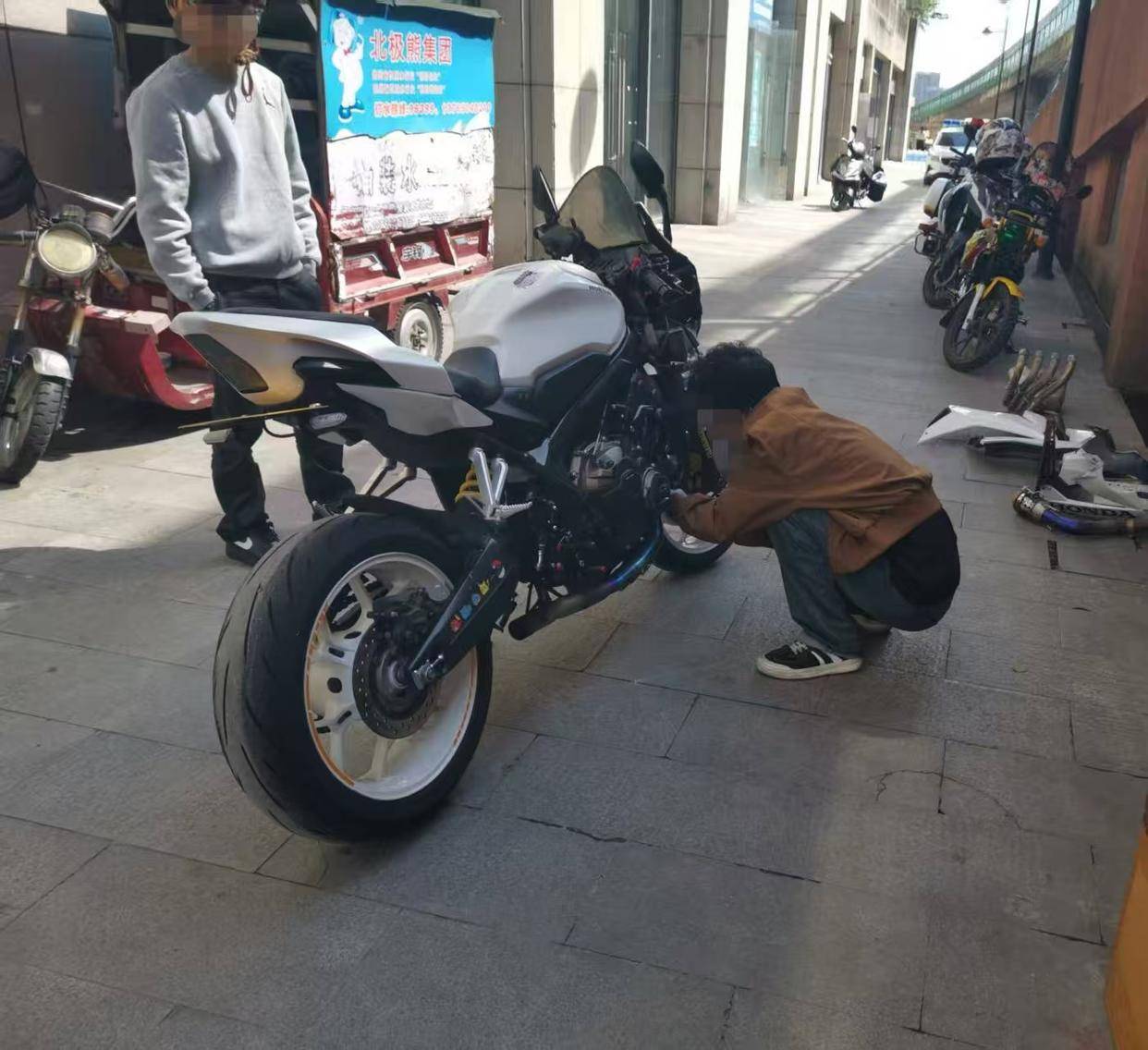 改装车辆凌晨"炸街"扰民 交警:罚500,将车恢复出厂原状