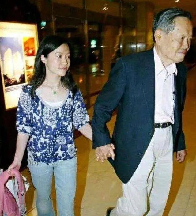 杨振宁葬礼:高规格,盖国旗,疑孙子捧遗像!翁帆首露面神情哀伤