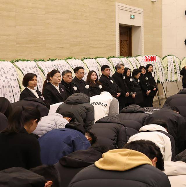 杨振宁葬礼:高规格,盖国旗,疑孙子捧遗像!翁帆首露面神情哀伤