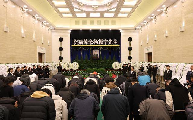 原创             杨振宁灵堂内景曝光：杨老遗体盖国旗，翁帆站家属位，神情悲戚！