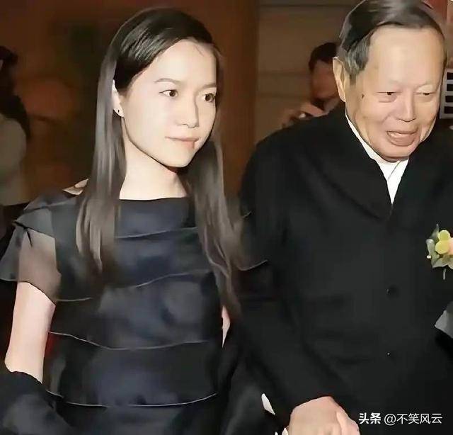 原创             杨振宁葬礼结束,次子杨光宇发声,围绕翁帆的 3 个疑问,也该解开