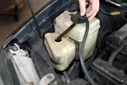 而玻璃水通常是浅色并且