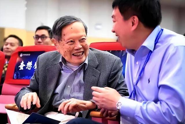 原创             光刻机工厂是由杨振宁101岁高龄主导布局,曾极力反对建造对撞机