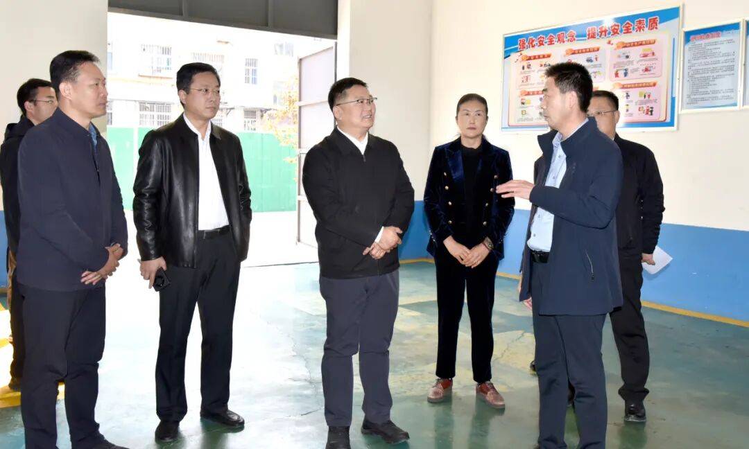 区委副书记,区长李良华现场调度冬季供暖准备工作