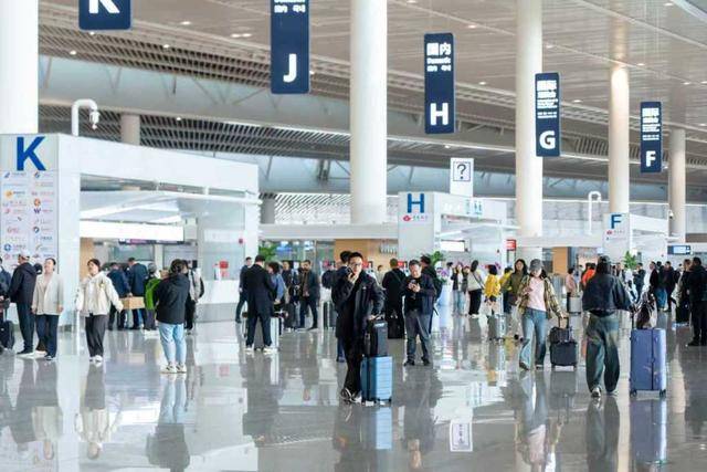 九个月半岛体育- 半岛体育官方网站- APP下载突破百万人次！青岛机场空铁联运客流同比增长超三成