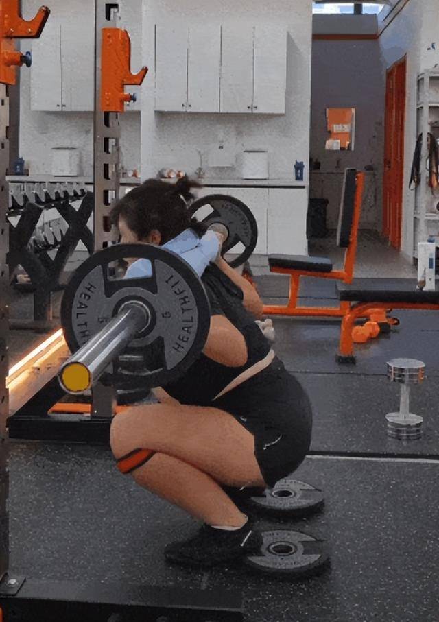 女子控诉私教“1个月4次深蹲全蹲”训练不当,致身体多处损伤 女子控诉私教“1个月4次深蹲全蹲”训练不当,致身体多处损伤