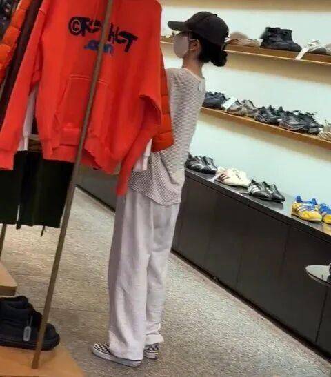 知名女团爱豆“个子小巧”引热议:宛若精灵下凡,可爱度爆表 插图1 知名女团爱豆“个子小巧”引热议:宛若精灵下凡,可爱度爆表 插图1