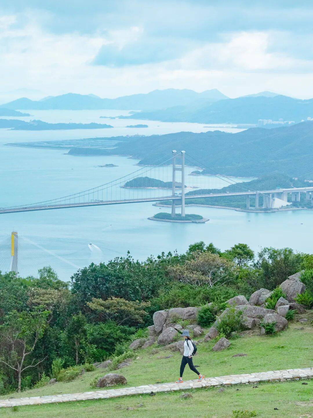 石龙拱在该处可饱览青衣蓝巴勒海峡汀九桥青马大桥及大屿山的景色