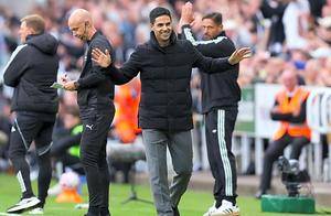 800天领跑却零冠军!阿伯恩茅斯紧咬榜首,钢铁防线阿森纳要慌?