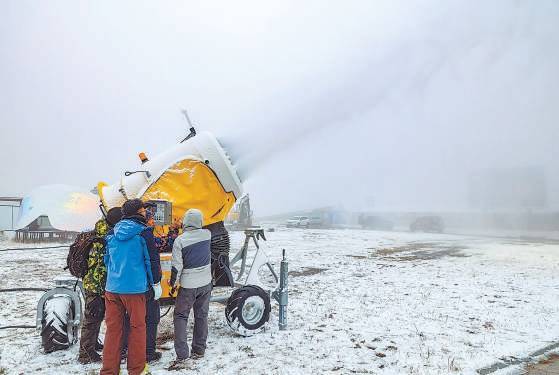 崇礼雪场造雪忙