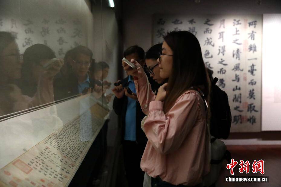 台北故宫博物院展出苏轼真迹 掀观展热潮