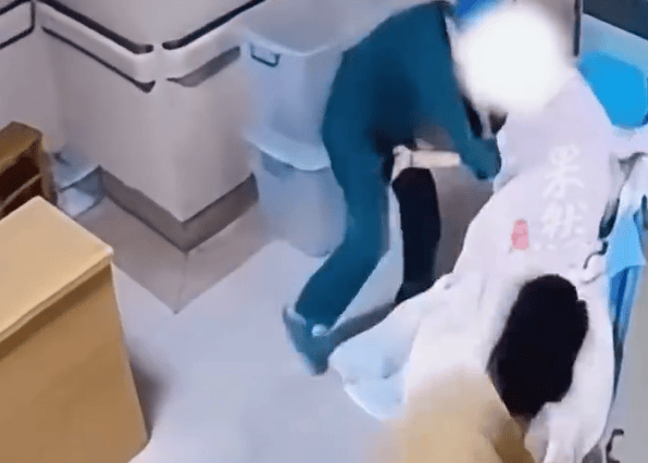 新生儿转运坠车骨折，涉事医院近期违规被罚，涉事护工系派遣员工，院方正调查