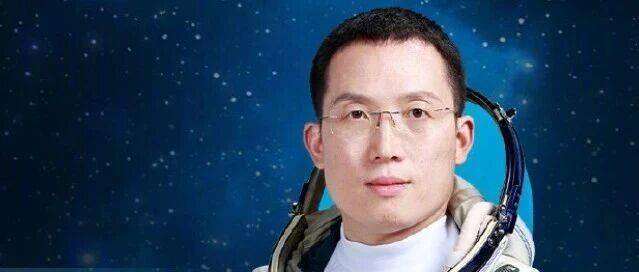 戴眼镜的能源专家张洪章,正式出征宇宙!_研究_蓄电池_实验