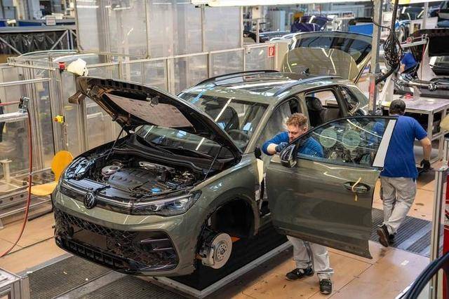 德国制造神话崩塌？大众汽车巨亏百亿，芯片断供危机逼停工厂