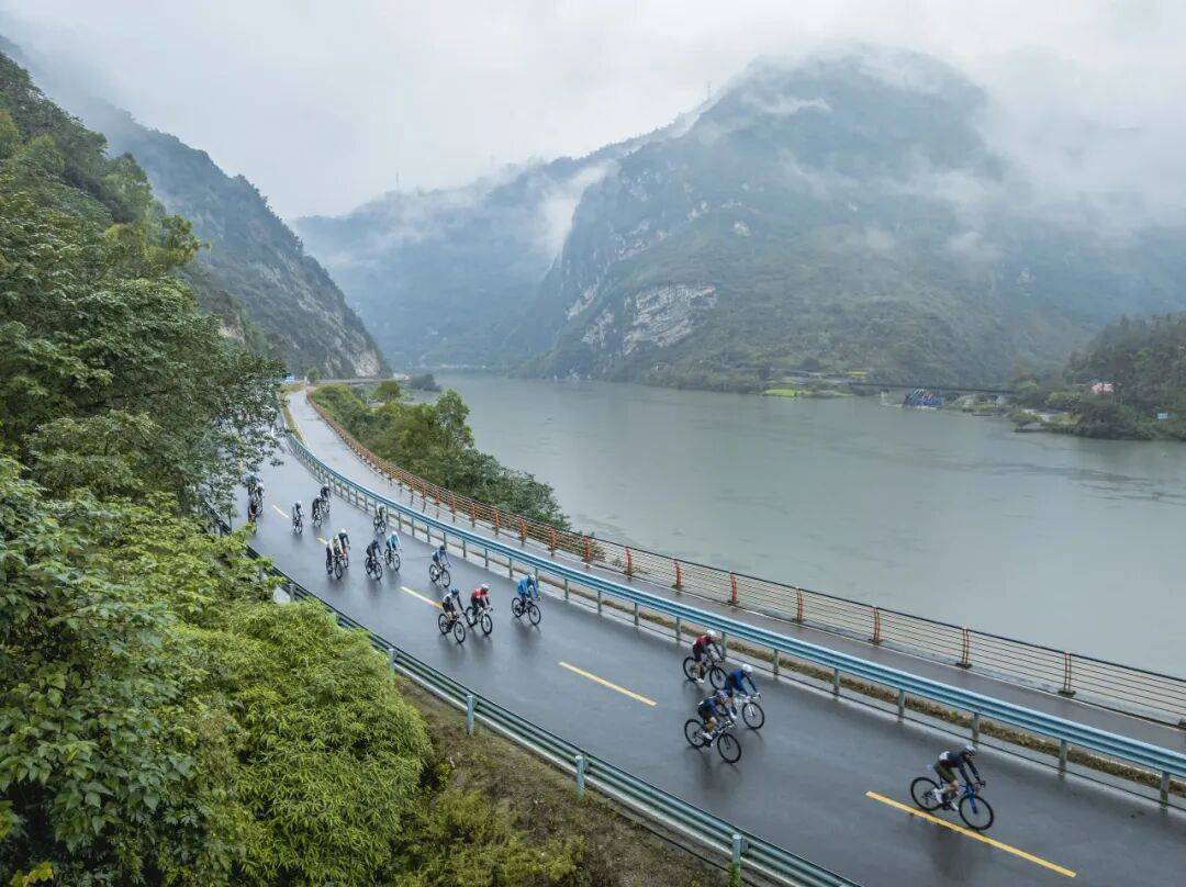 大渡河风景道上的国际之约！中国体育彩票杯2025“一带一路”驻华使节自行车赛（乐山站）圆满落幕彩票平台- 网站- APP下载 【官网推荐】