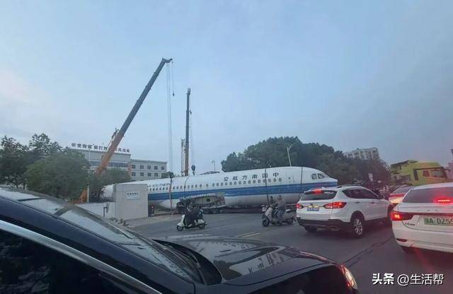 武汉大马路上有架飞机！当地：正常拖运，“不会平白无故在路上跑”