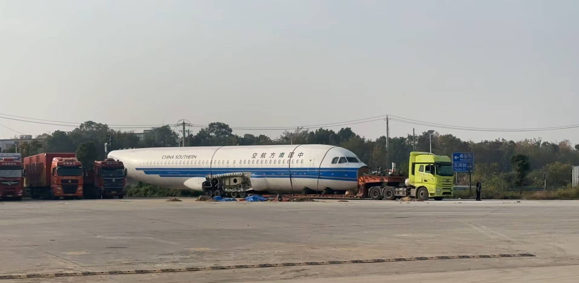 武汉大马路上有架飞机!当地:正常拖运,“不会平白无故在路上跑”